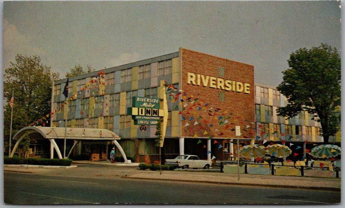 Riverside Motor Inn (Deluxe Inn) - Old Postcard Photo